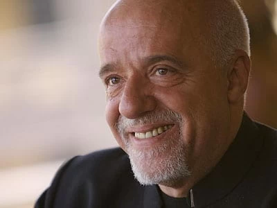 40 frases de Paulo Coelho para compartilhar suas palavras
