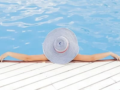50 legendas para foto na piscina para usar nos melhores dias do verão