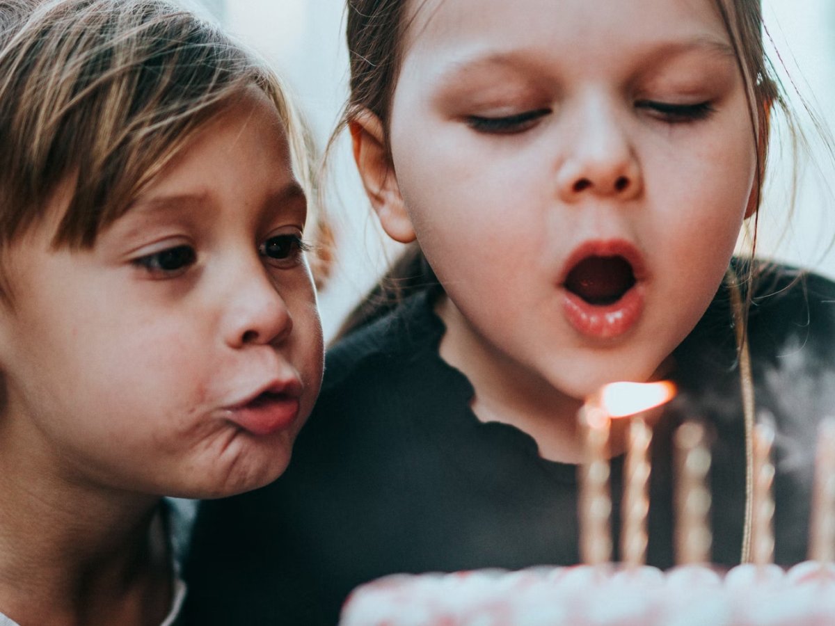 70 frases de aniversário para irmã que a deixarão sorrindo o dia todo