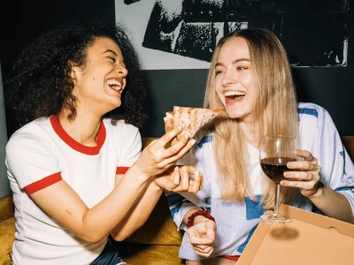 45 frases de Dia do Amigo engraçadas para compartilhar afeto e humor