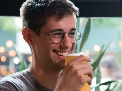 40 frases de cerveja engraçadas para rir com o copo americano na mão