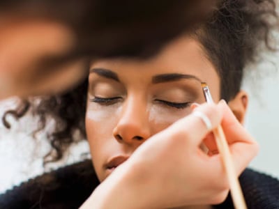 40 frases de maquiador para celebrar o profissional que ressalta a beleza
